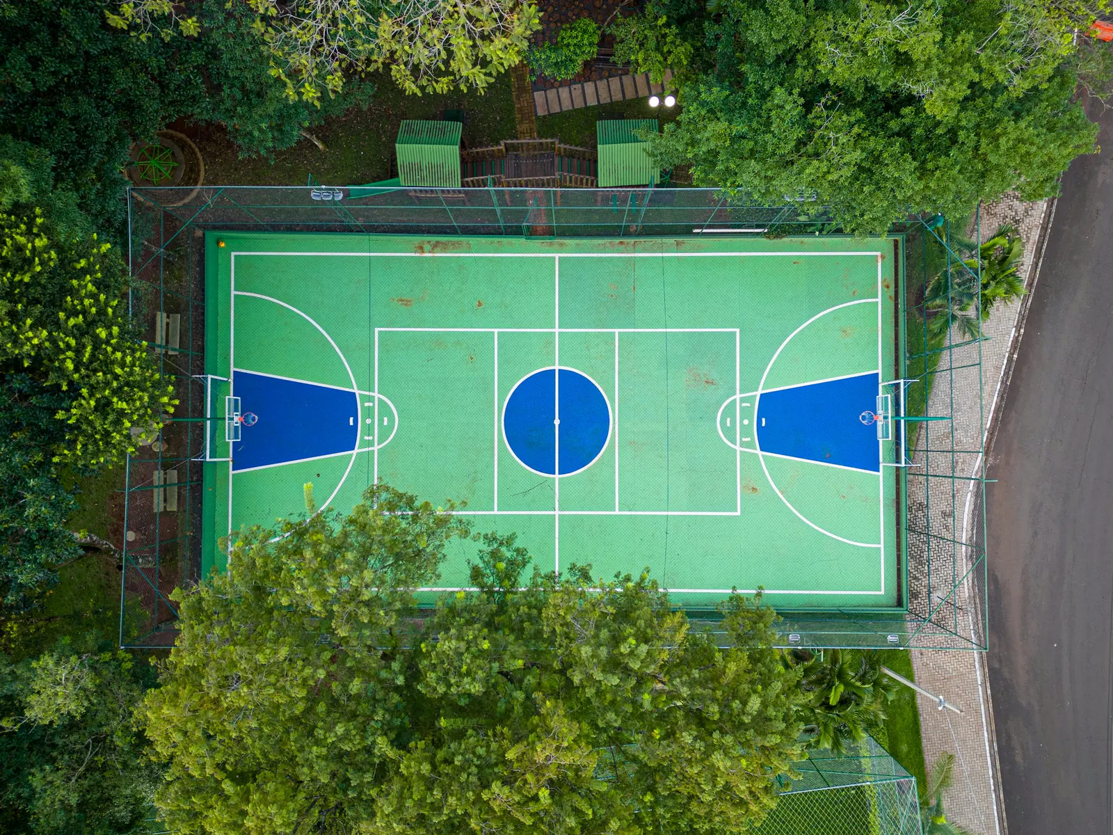 Terrain de sport d’une résidence vu du ciel